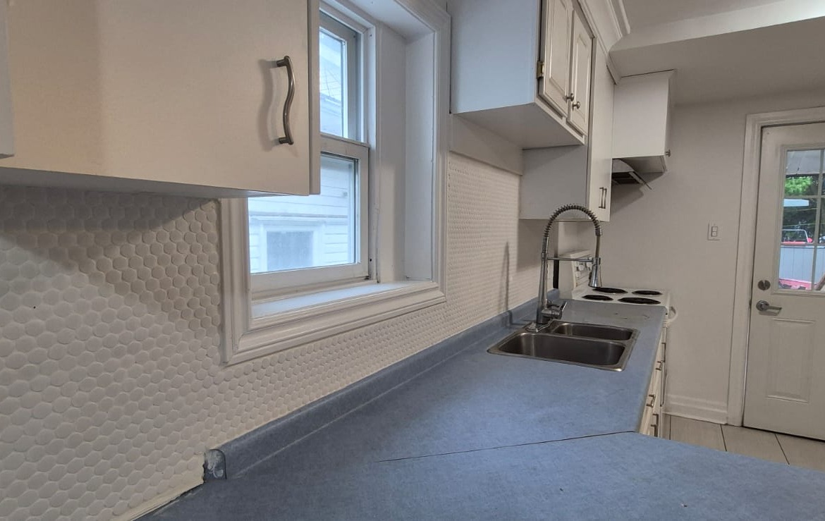 1-Bedroom Main Floor with Parking –Richmond Hill