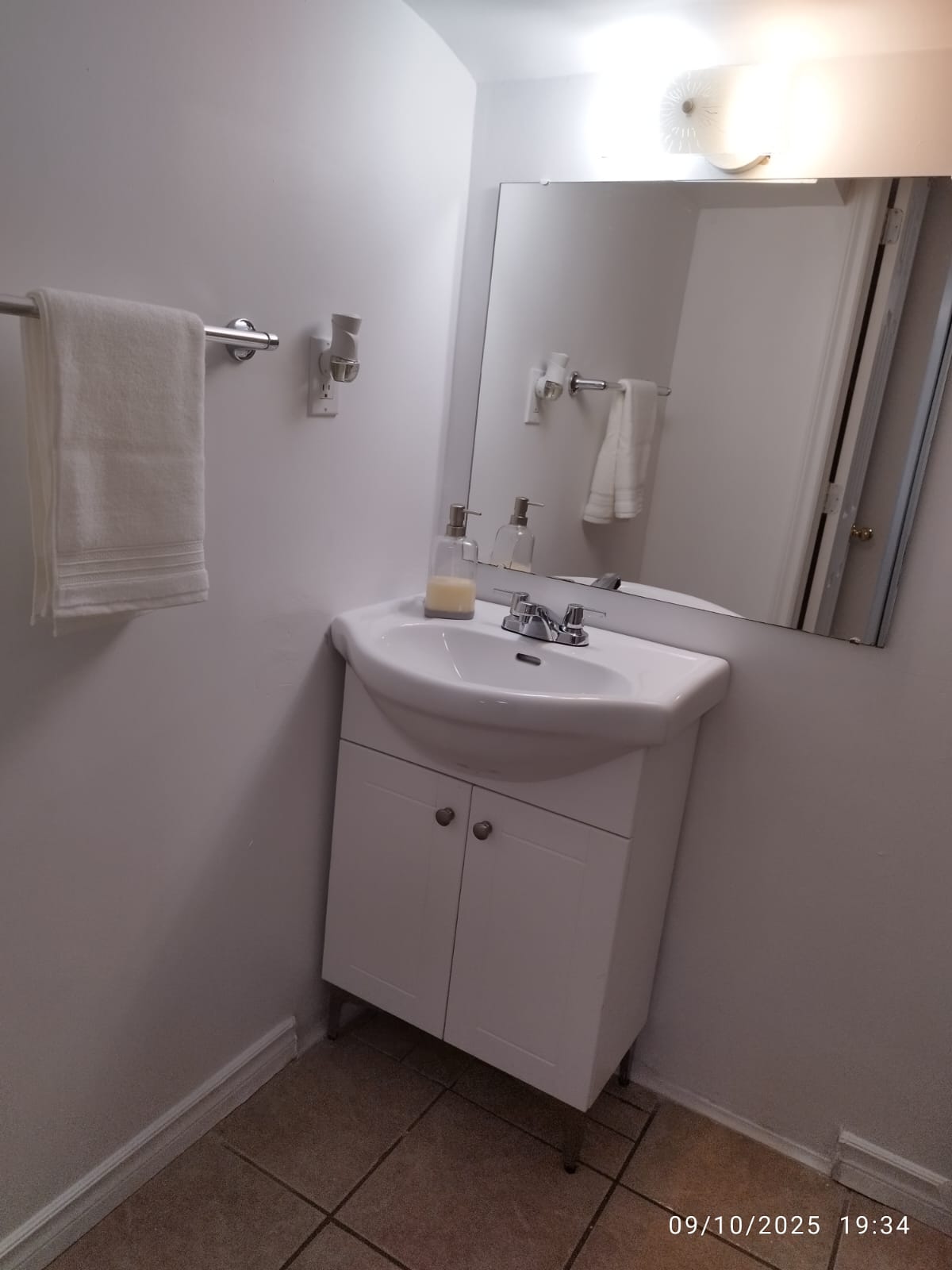 IMG-20250928-WA0085 Spacious 5-Bedroom Entire Semi-Detached Home for Rent – Richmond Hill