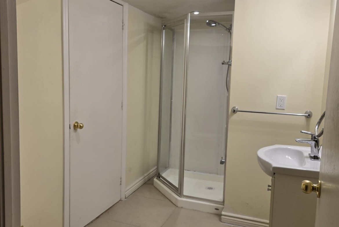 1-Bedroom Walkout Basement with Parking – Pico Crescent, Thornhill