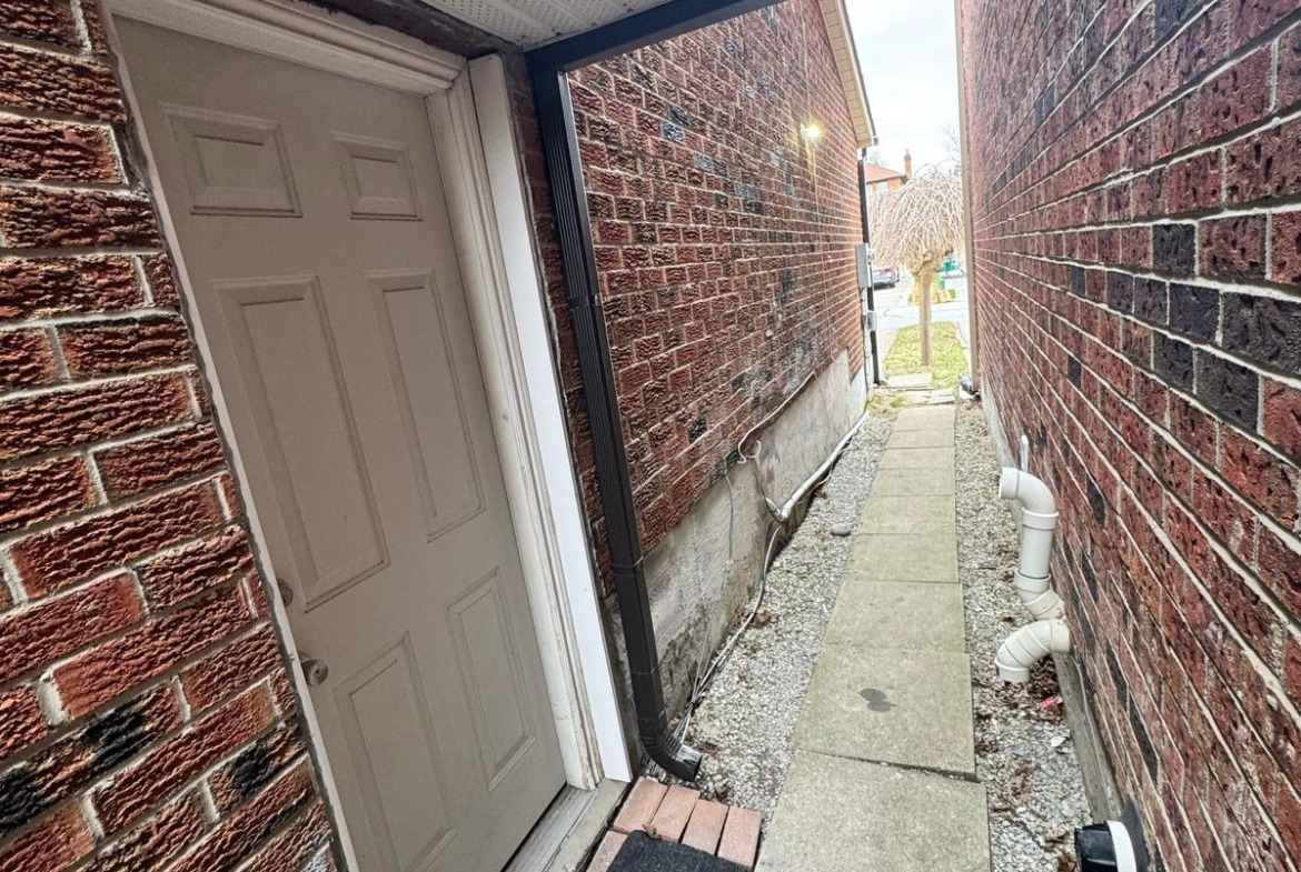 2-Bedroom Basement Apartment with Parking – Thornhill