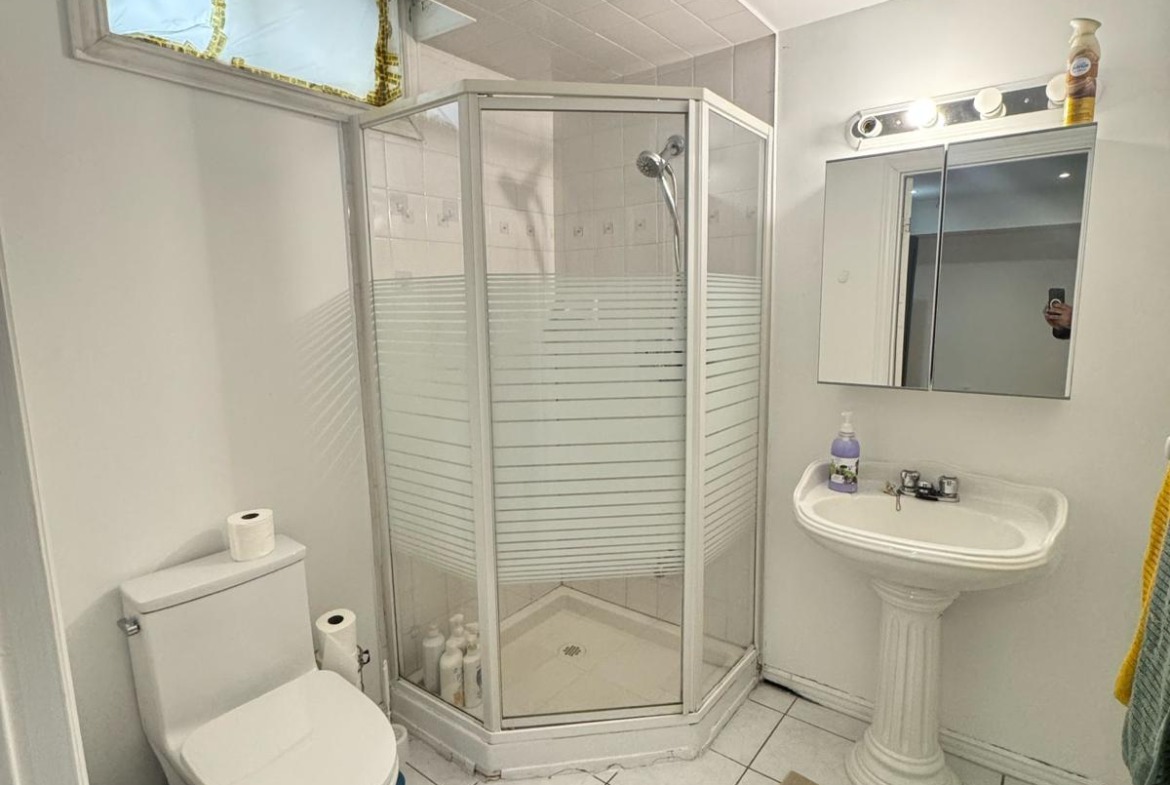2-Bedroom Basement Apartment with Parking – Thornhill